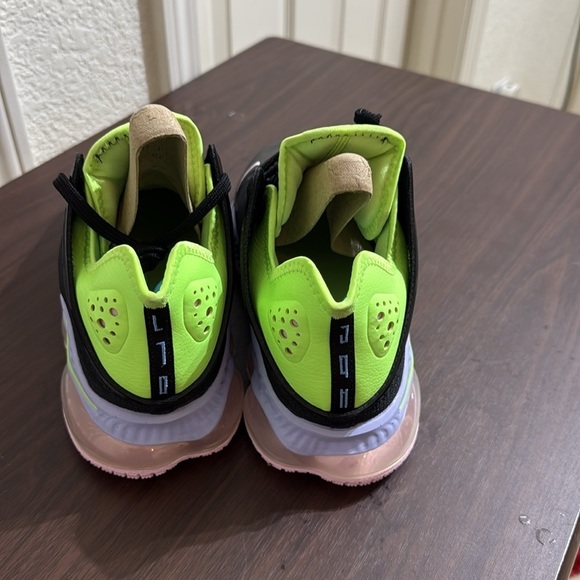 Lebron XIX Low 
Black/Ghost Green Purple Pulse - Picture 4 of 6